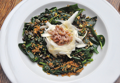 Salade van lauwe spinazie en gemarineerde aspergeslierten